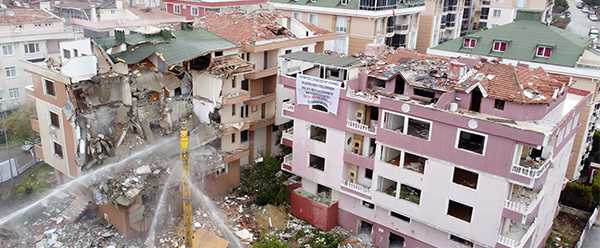  Büyükçekmece’de Depremde Hasar Alan 3 Bina Yıkıldı