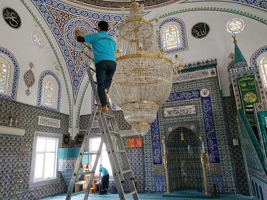 Camilerde Ramazan Temizliği Başladı