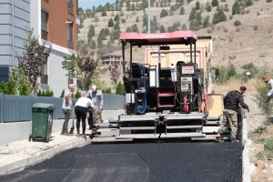 Başbağlar Mahallesinde Asfalt serimi yapılıyor.