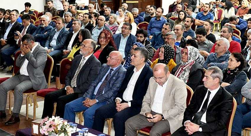 Panelde Depreme Yakalandılar!